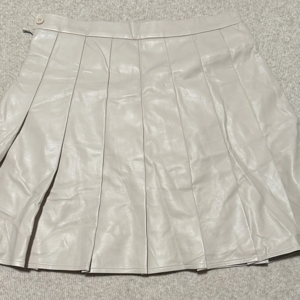 Elegant Ecru Pleated Faux Leather Skirt, size M, worn once